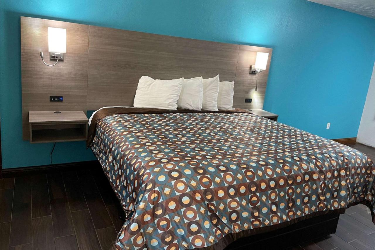 1 King Bed, Dog-Friendly, Non-Smoking at Baymont by Wyndham Bellevue / Omaha