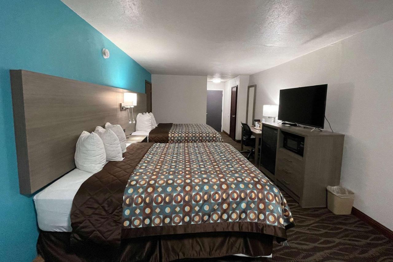 2 Queen Beds, Dog-Friendly, Non-Smoking at Baymont by Wyndham Bellevue / Omaha