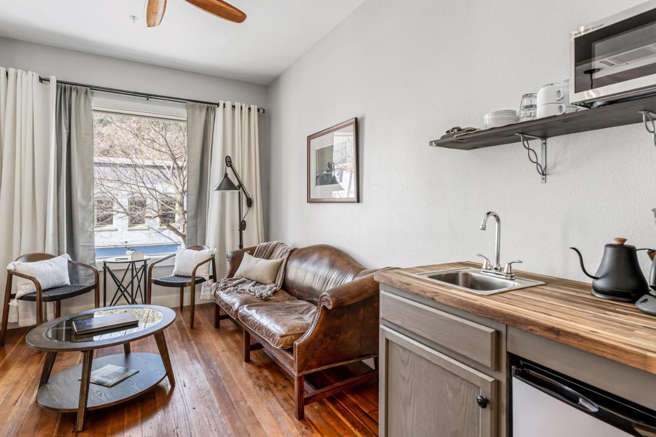 | Mossbrae Hotel