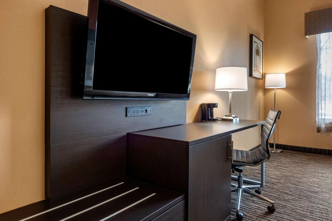 Queen Room with Two Queen Beds at Best Western The Inn At The Fairgrounds