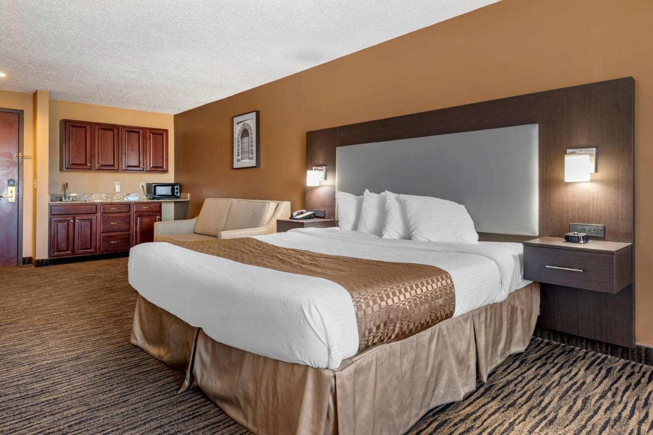 King Suite with Jacuzzi - Non Smoking at Best Western The Inn At The Fairgrounds