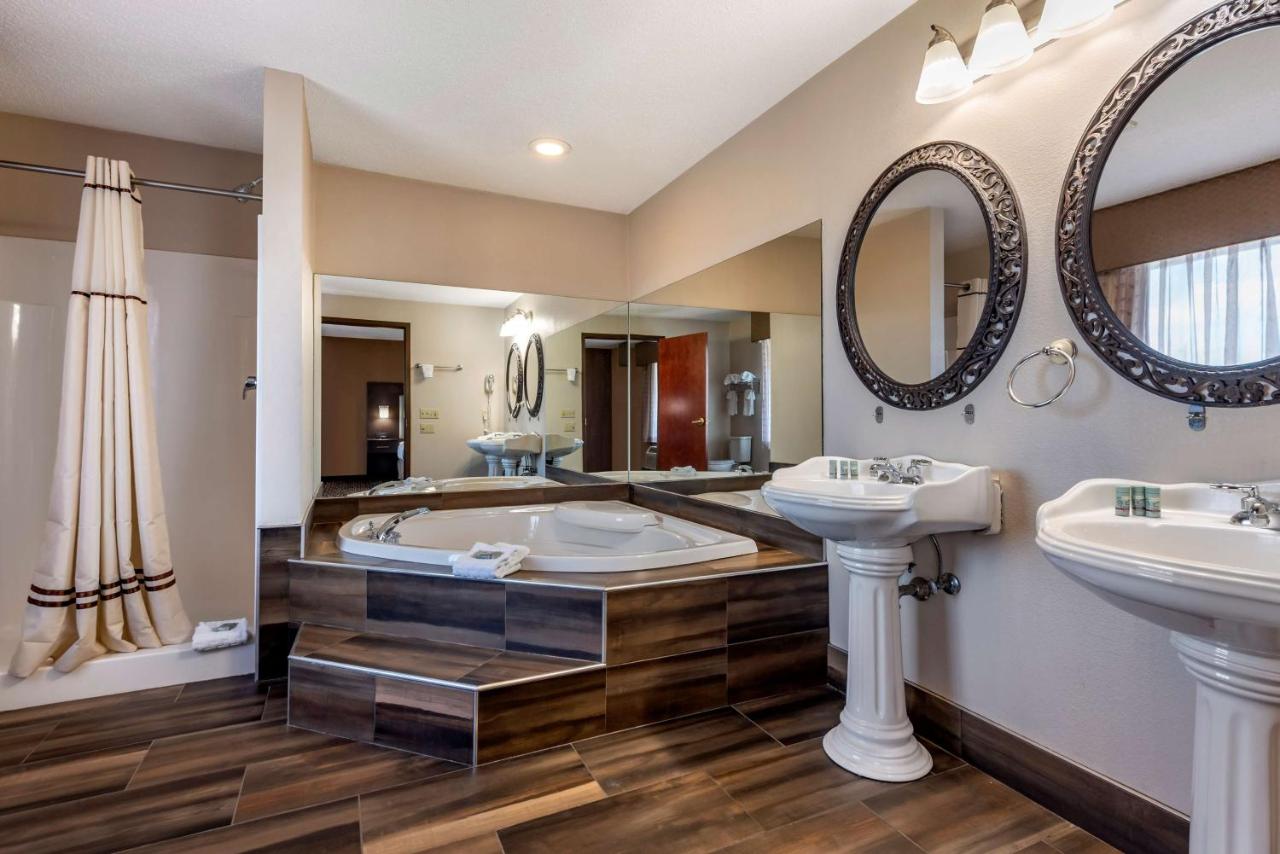 King Suite with Jacuzzi - Non Smoking at Best Western The Inn At The Fairgrounds