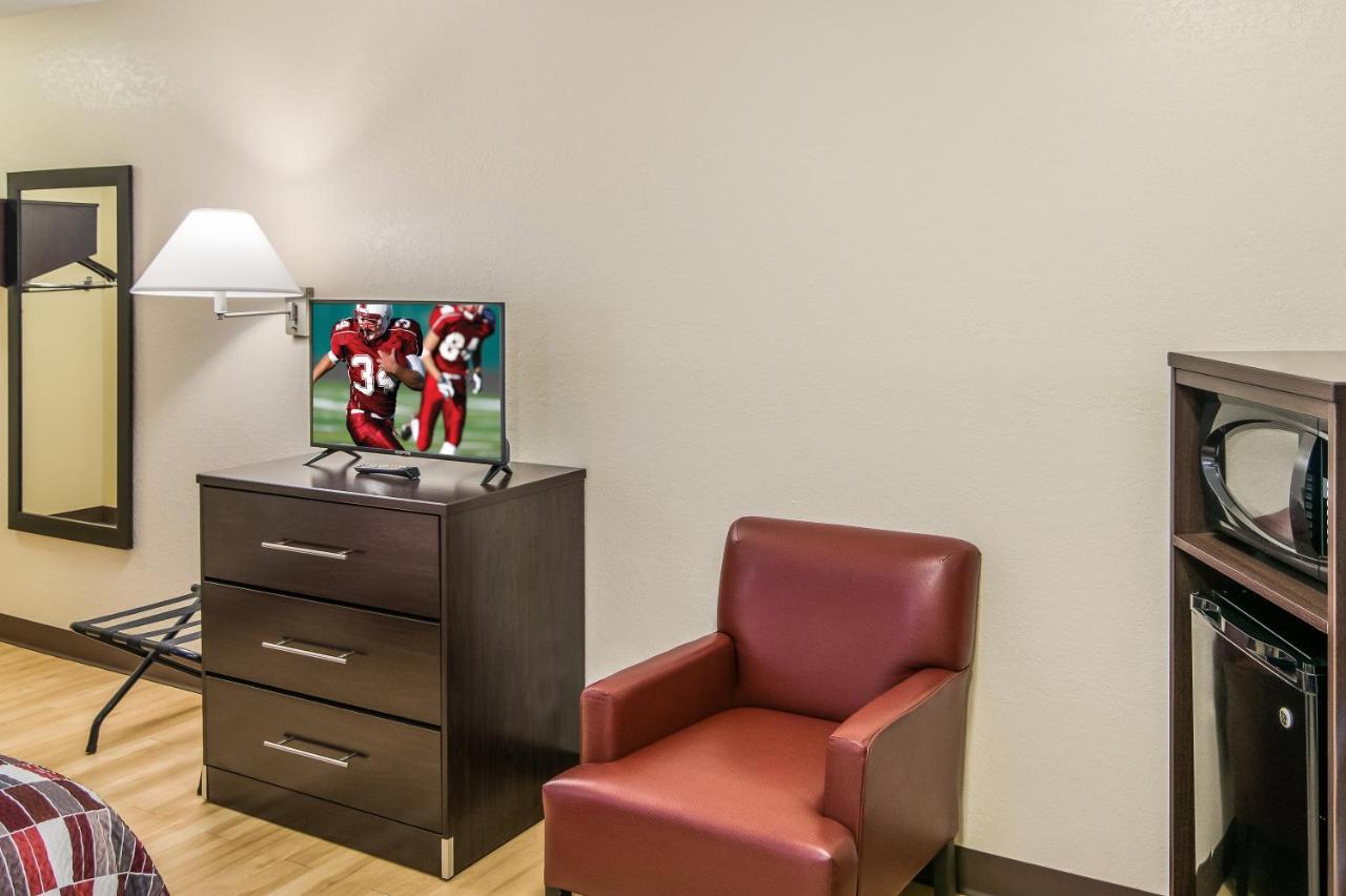 Deluxe Room with Two Queen Beds - Disablity Access/Roll-In Shower Non-Smoking at Red Roof Inn & Suites Pensacola East - Milton