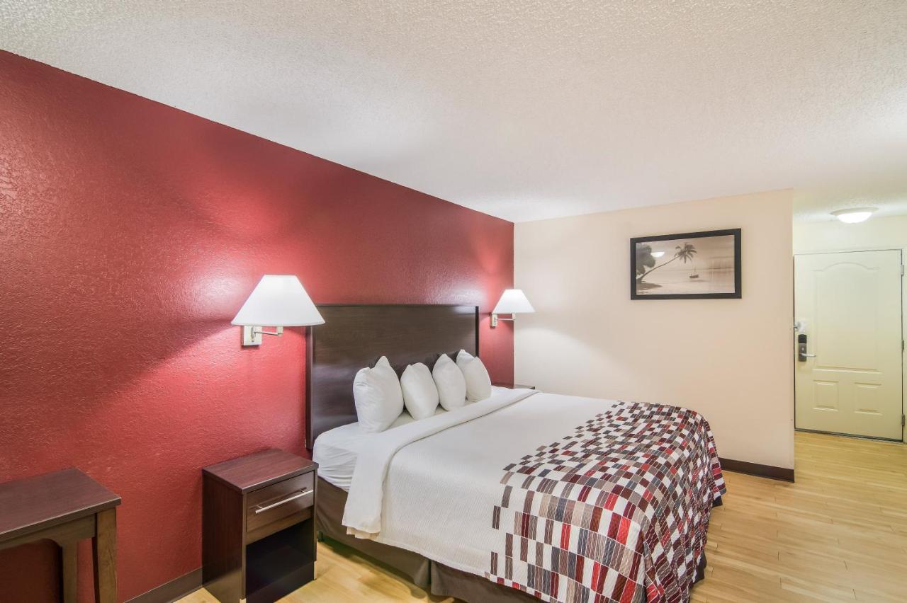 Superior King Room - Non-Smoking at Red Roof Inn & Suites Pensacola East - Milton