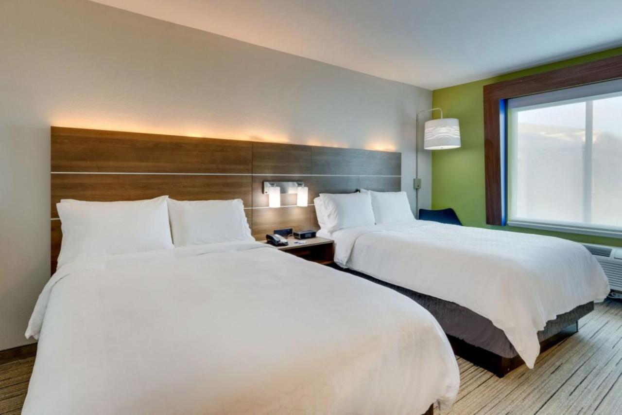 Executive Queen Room at Holiday Inn Express Hotel and Suites Mankato East by IHG
