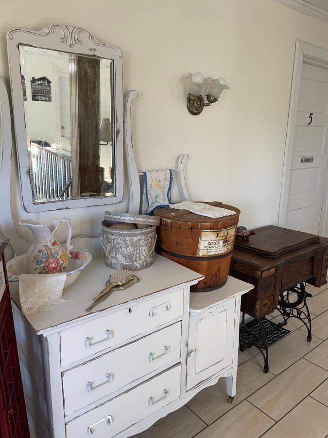 | Foster Lake Inn