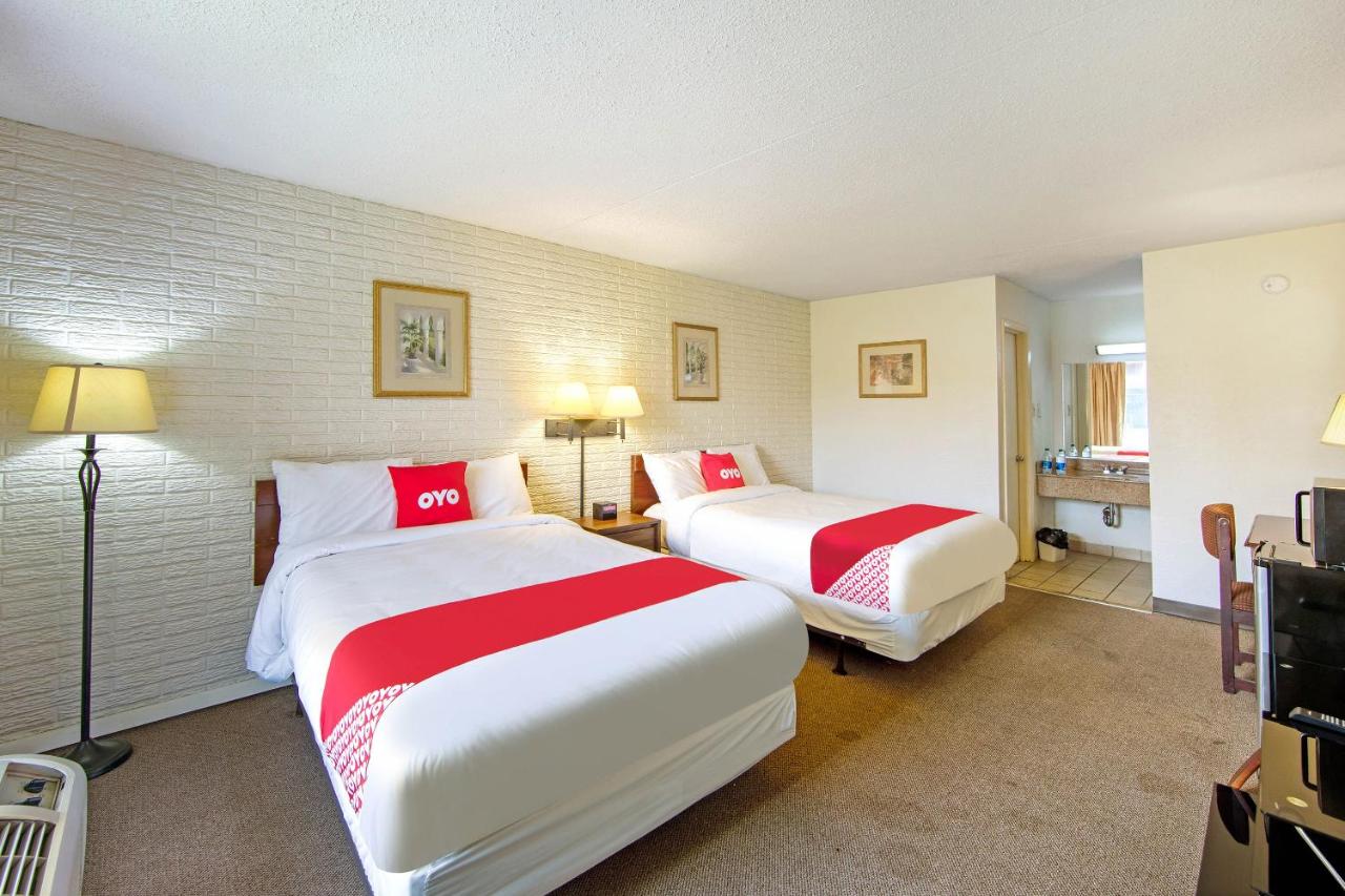 Queen Room with Two Queen Beds at OYO Hotel Doswell Kings Dominion