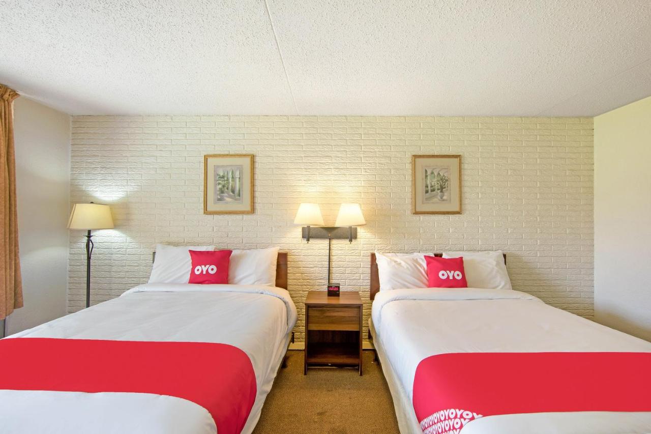 Queen Room with Two Queen Beds at OYO Hotel Doswell Kings Dominion