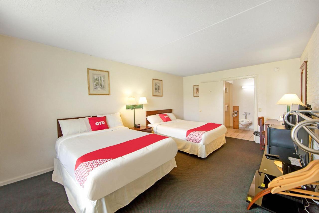 Queen Room with Two Queen Beds at OYO Hotel Doswell Kings Dominion
