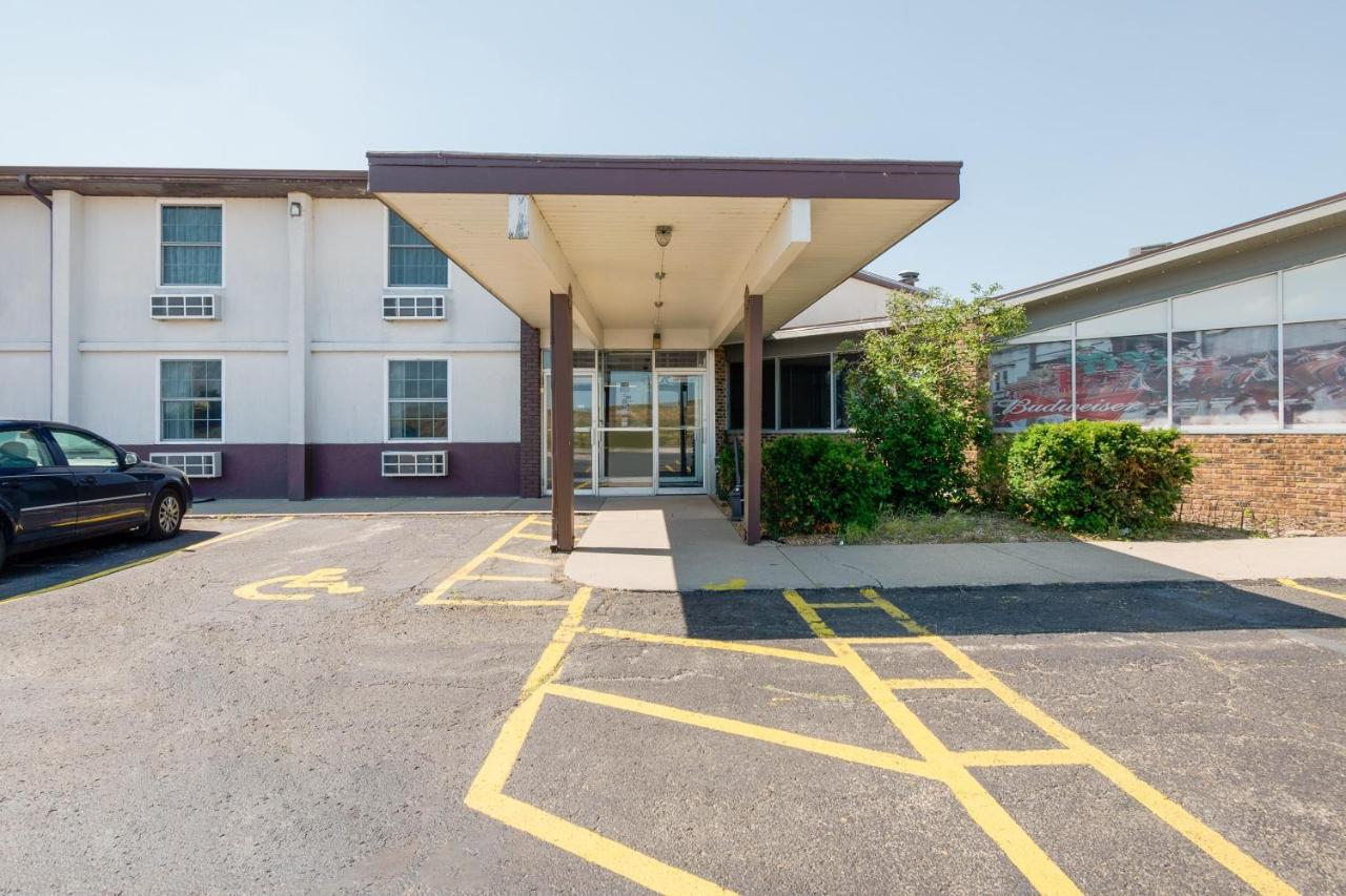 | OYO Hotel Morton East Peoria IL I-74