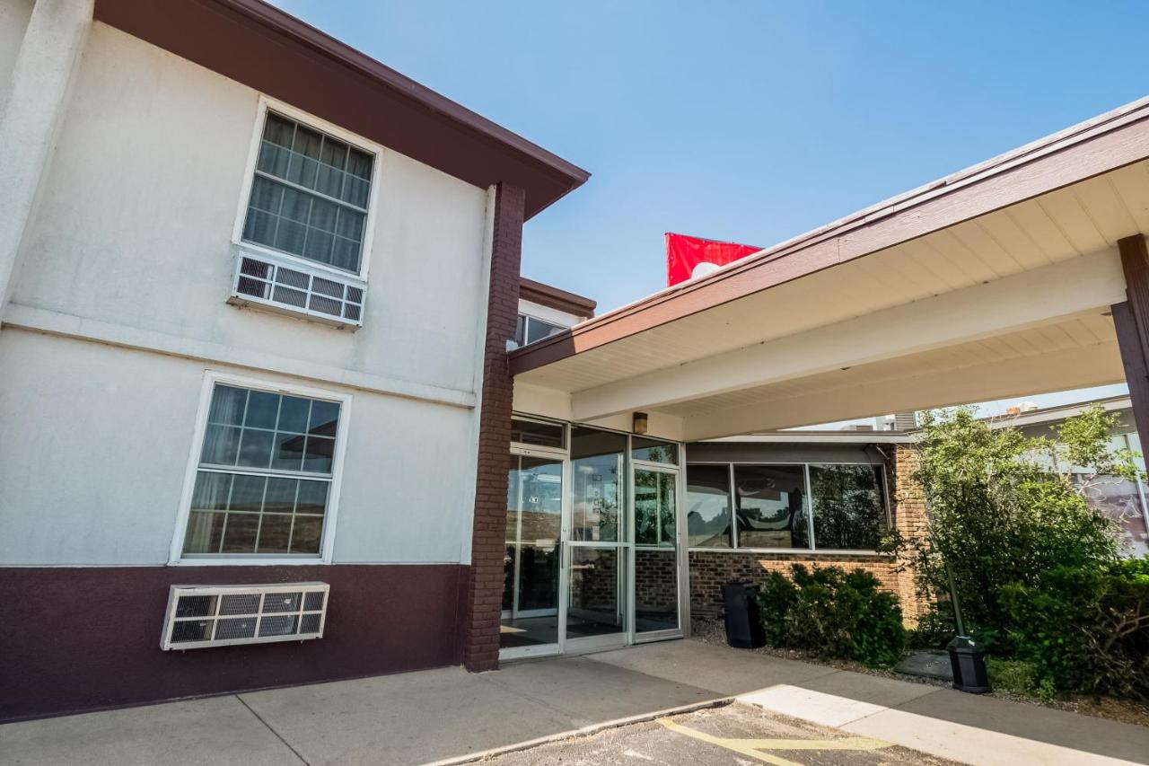 | OYO Hotel Morton East Peoria IL I-74