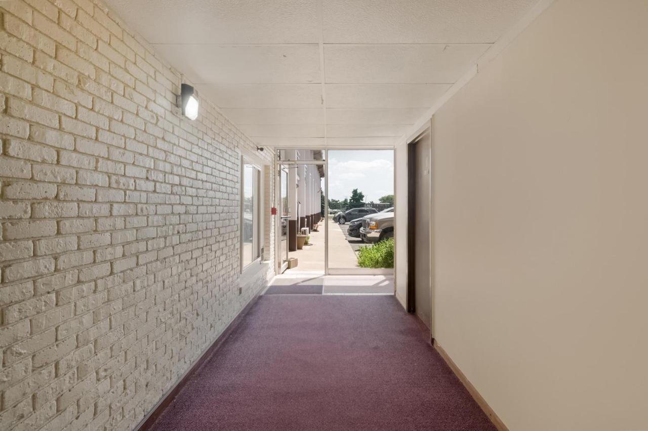 | OYO Hotel Morton East Peoria IL I-74