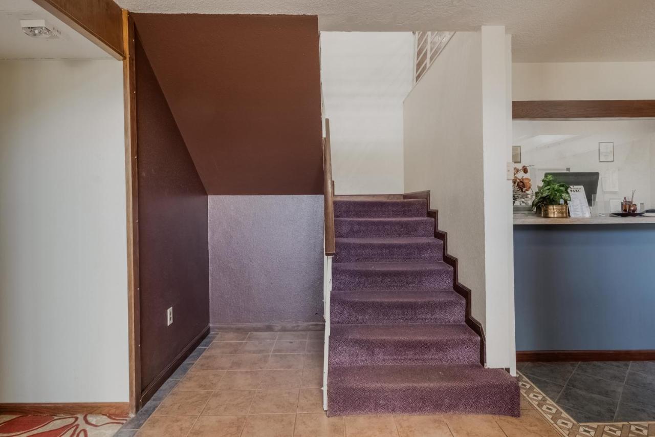 | OYO Hotel Morton East Peoria IL I-74