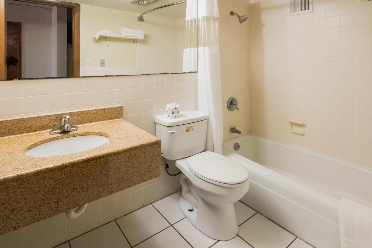 | OYO Hotel Morton East Peoria IL I-74
