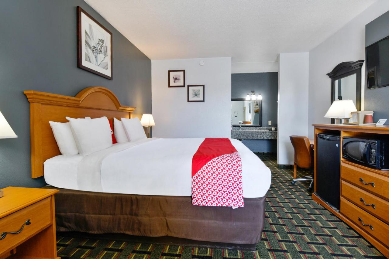 King Bed Smoking at OYO Hotel Lake Park/Valdosta I-75, Exit 5