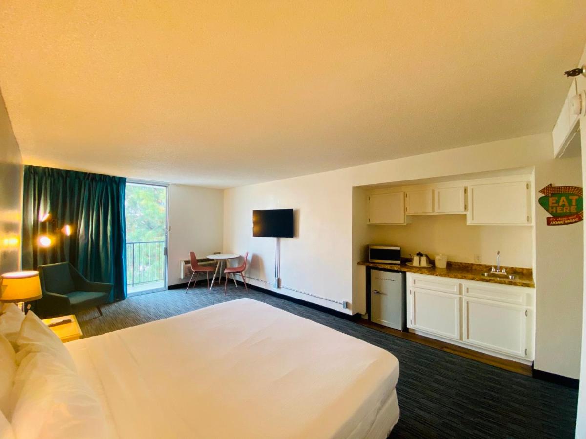 Superior King Room at Glendale Express Hotel Los Angeles