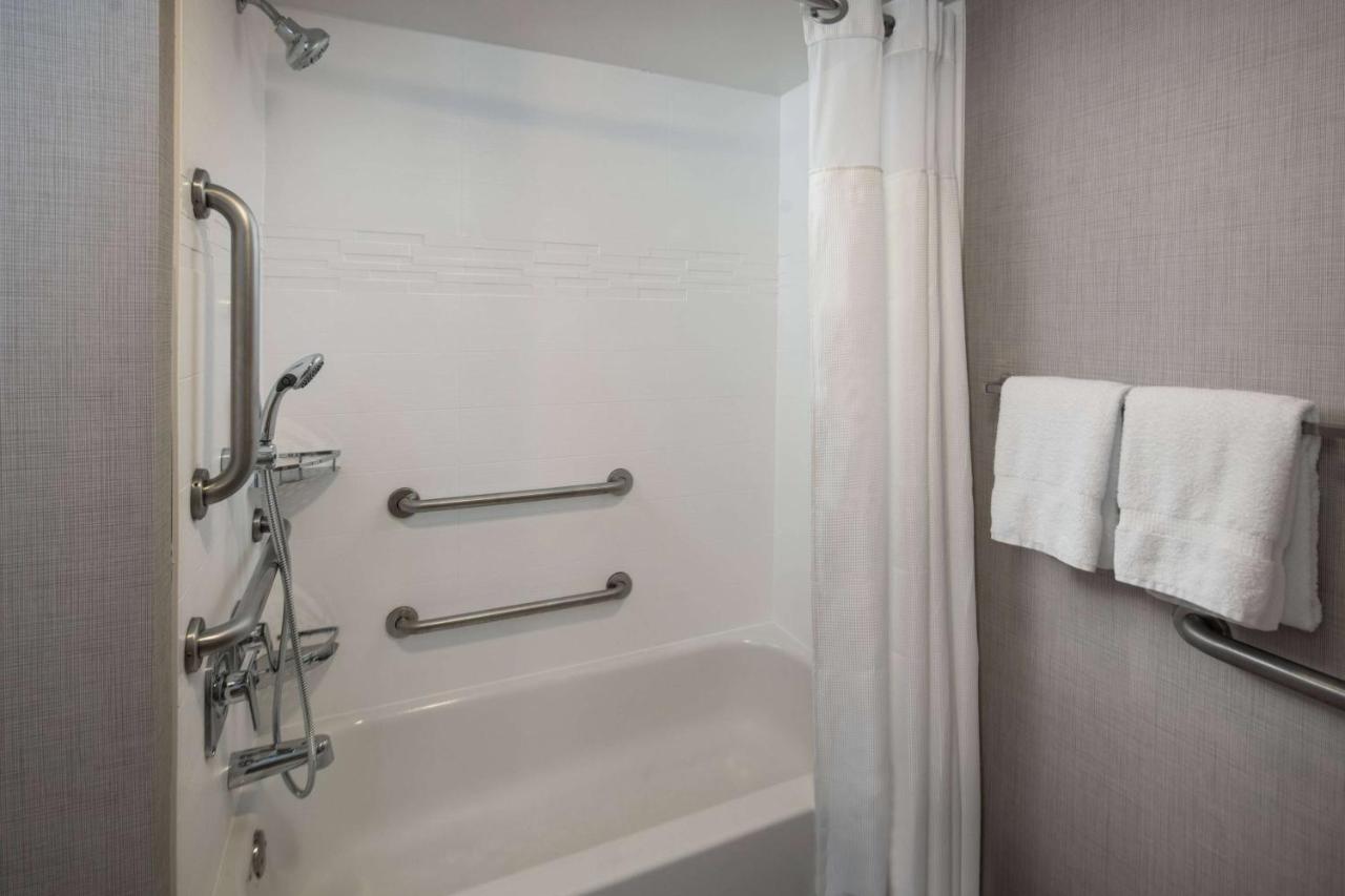 One-Bedroom Queen Suite with Tub - Mobility Accessible at Sonesta ES Suites Fairfax Fair Lakes