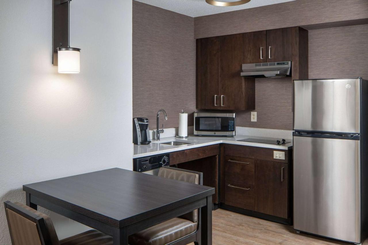 One-Bedroom Queen Suite with Tub - Mobility Accessible at Sonesta ES Suites Fairfax Fair Lakes