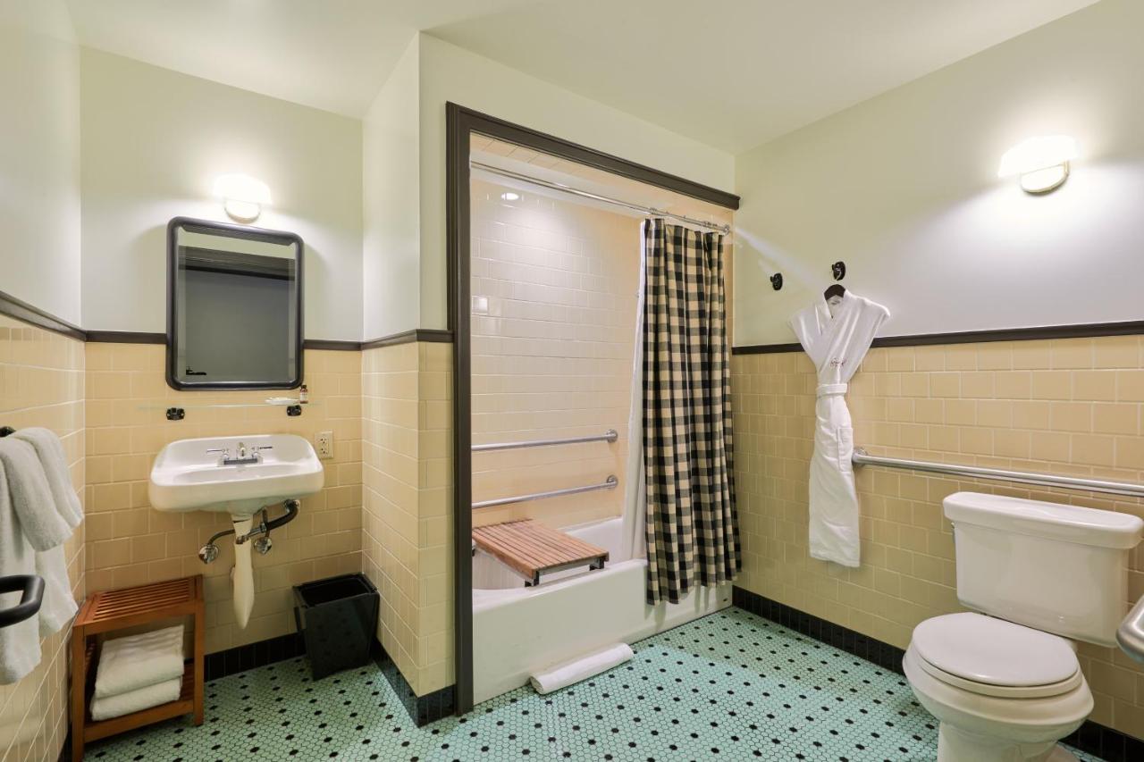 Deluxe King Room at Freehand Los Angeles