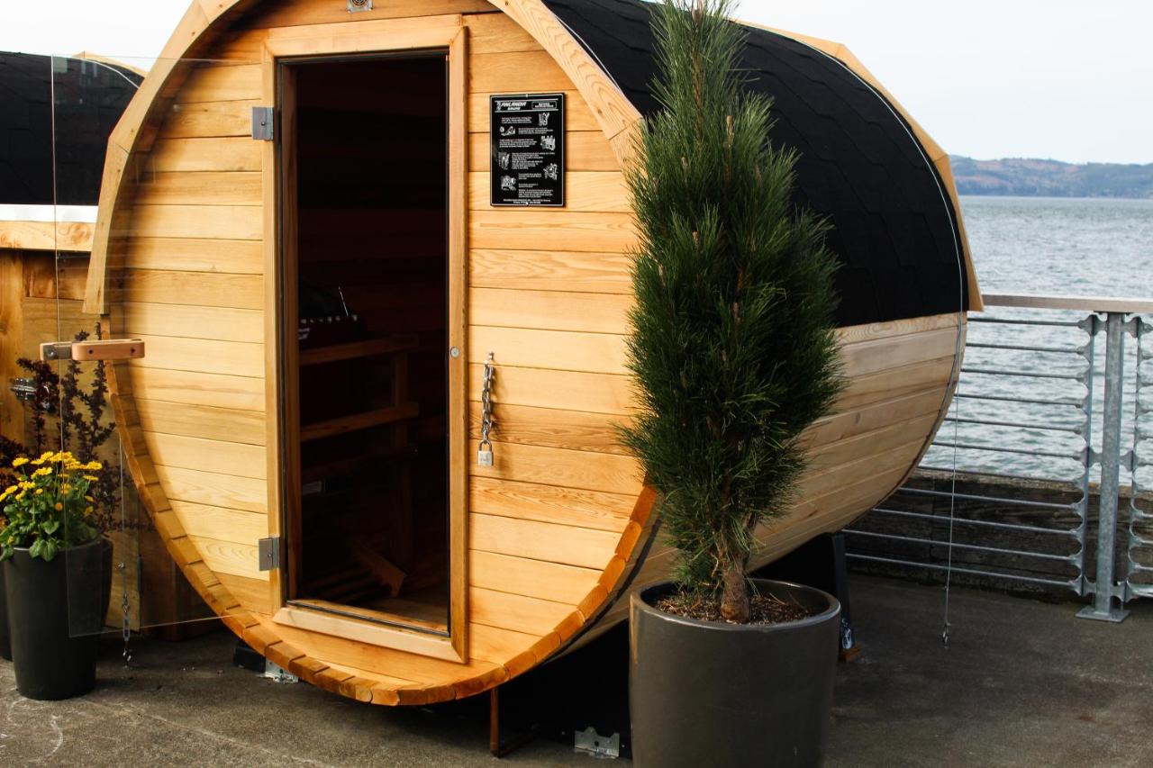 | Bowline Hotel