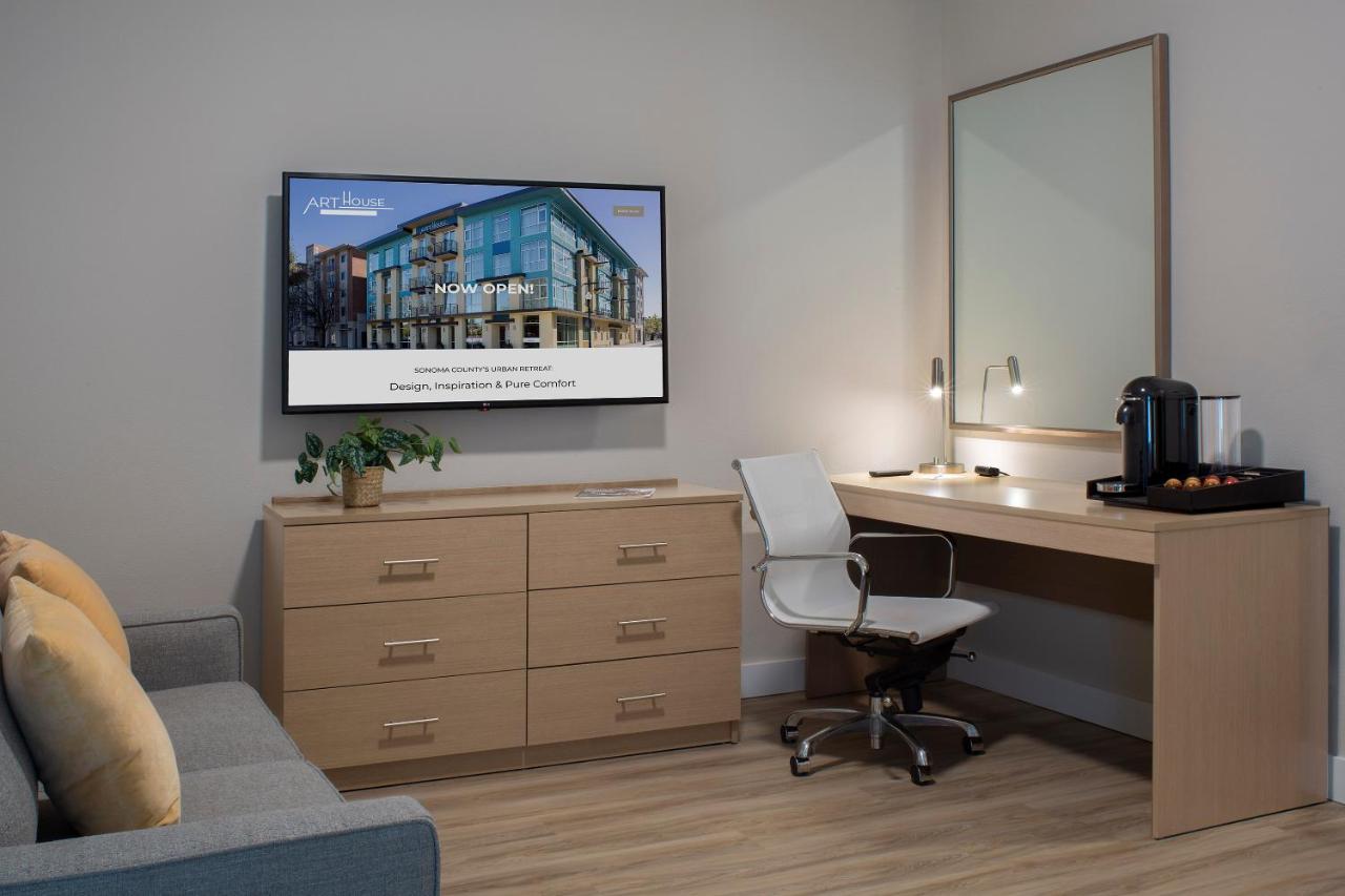Superior Queen Room at Art House Hotel and Suites