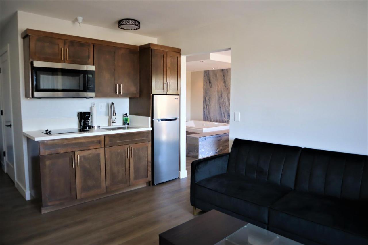 Suite with Hot Tub at Homestay Suites - Studios & Spas