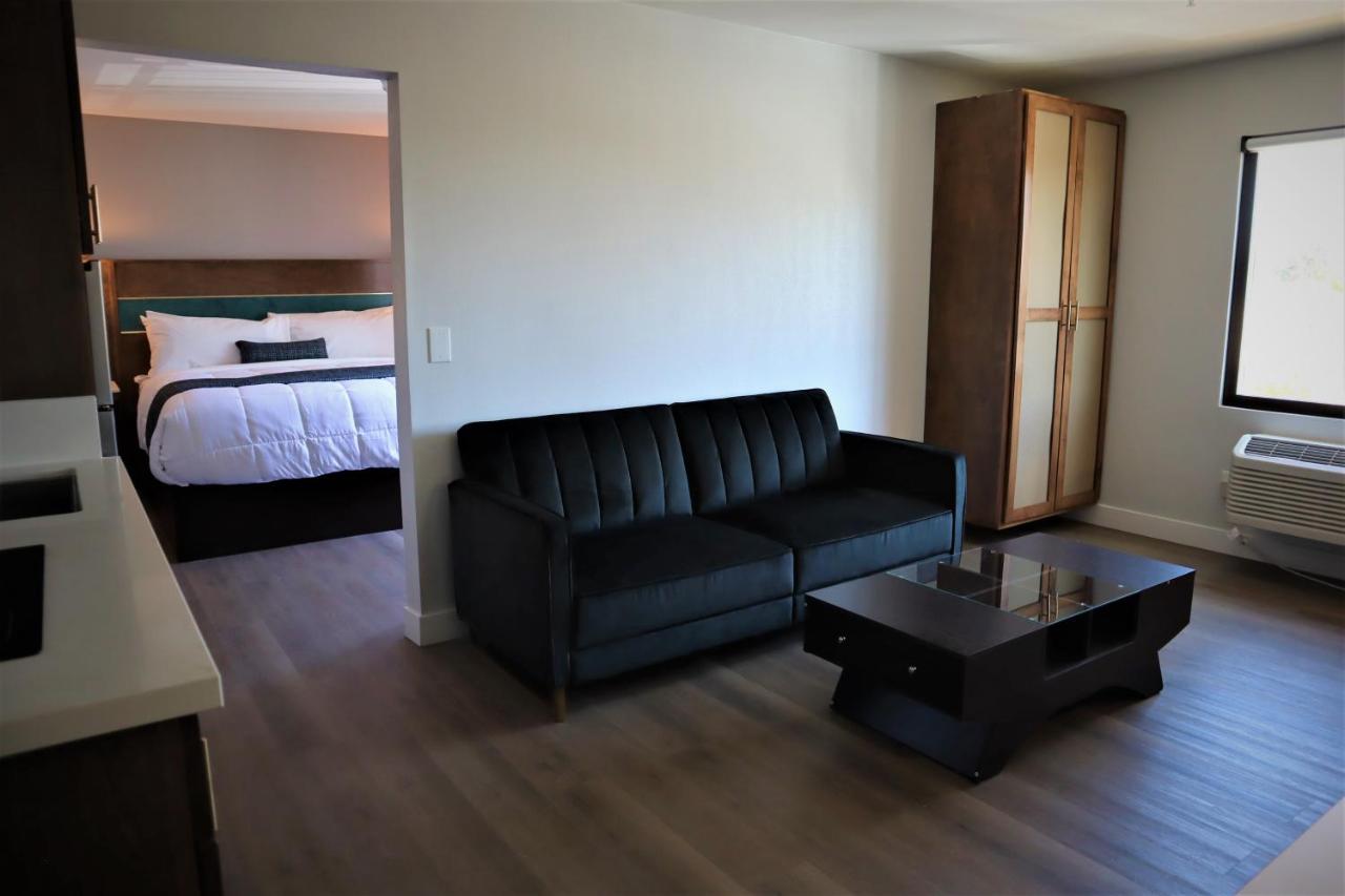 Suite with Hot Tub at Homestay Suites - Studios & Spas