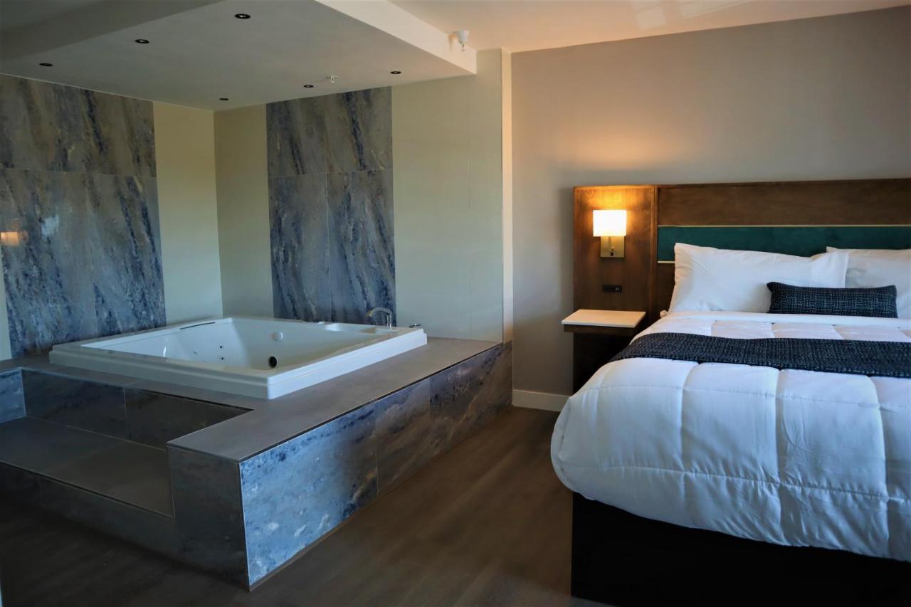 Suite with Hot Tub at Homestay Suites - Studios & Spas
