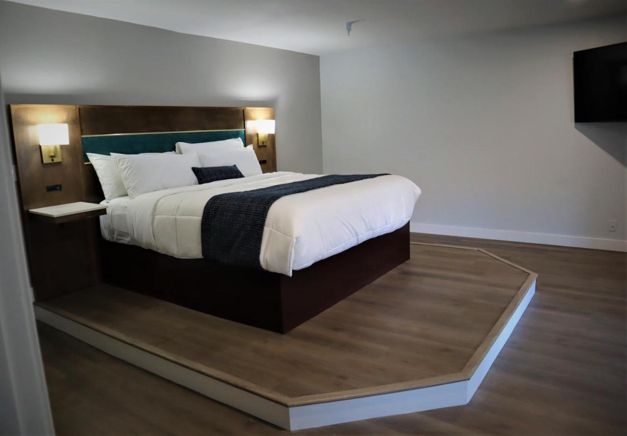 Presidential Suite at Homestay Suites - Studios & Spas