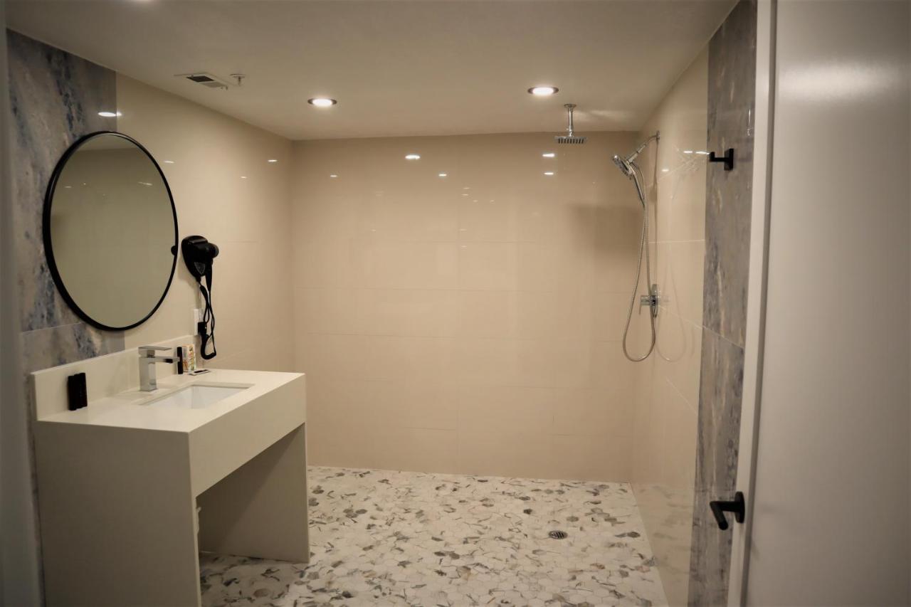 Presidential Suite at Homestay Suites - Studios & Spas