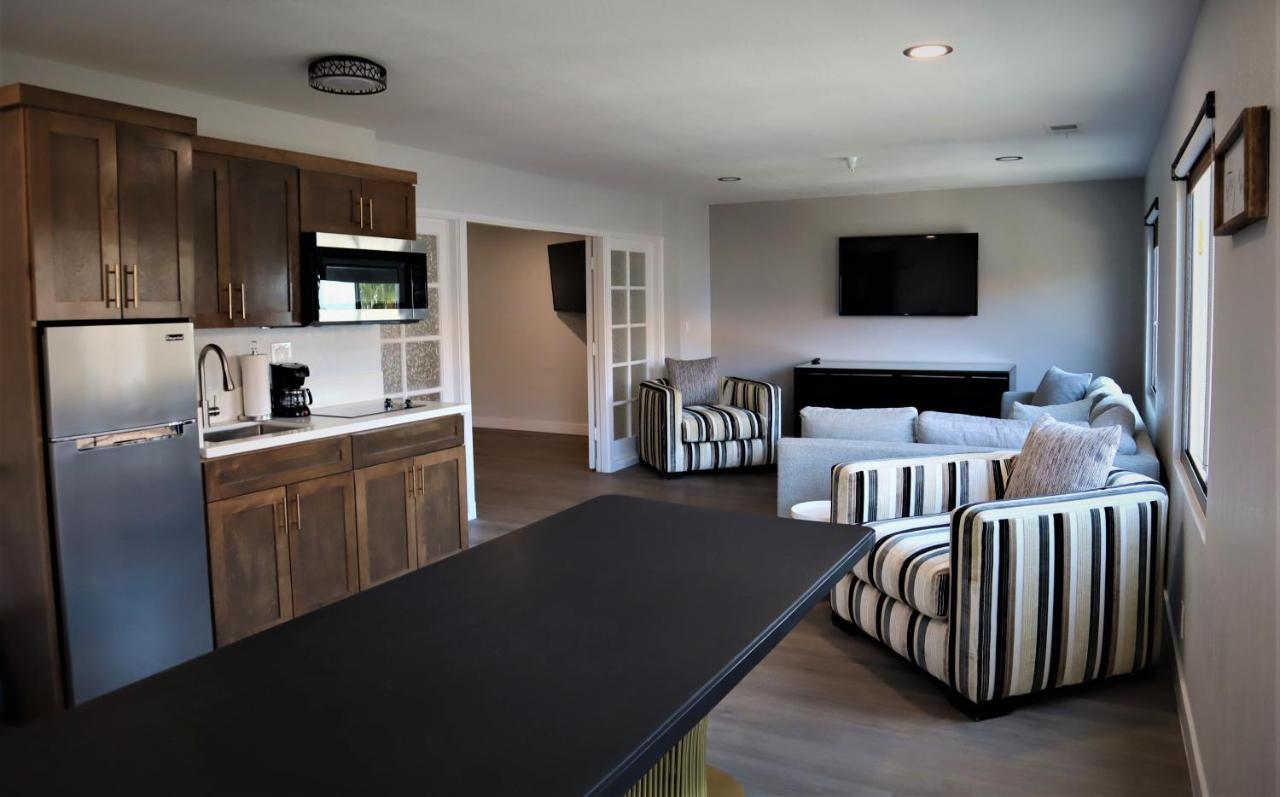 Presidential Suite at Homestay Suites - Studios & Spas