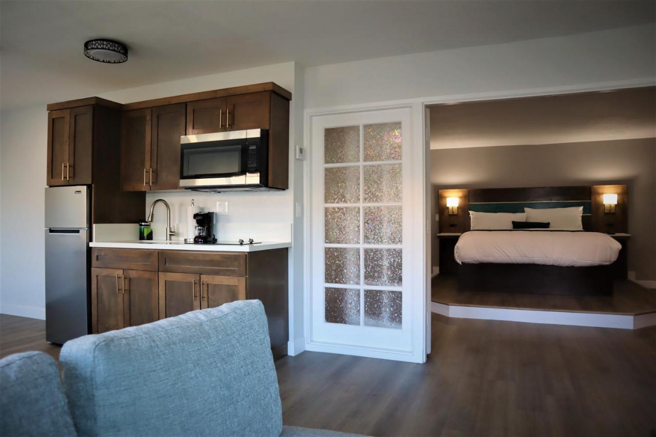 Presidential Suite at Homestay Suites - Studios & Spas
