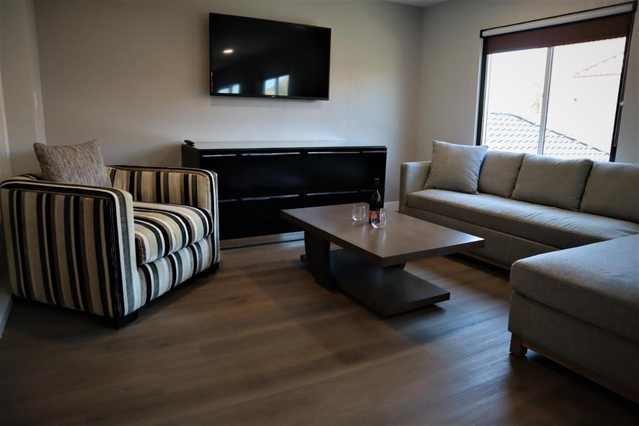 Presidential Suite at Homestay Suites - Studios & Spas