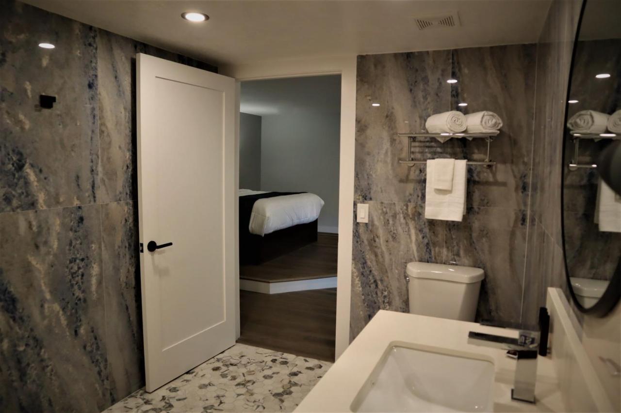 Presidential Suite at Homestay Suites - Studios & Spas