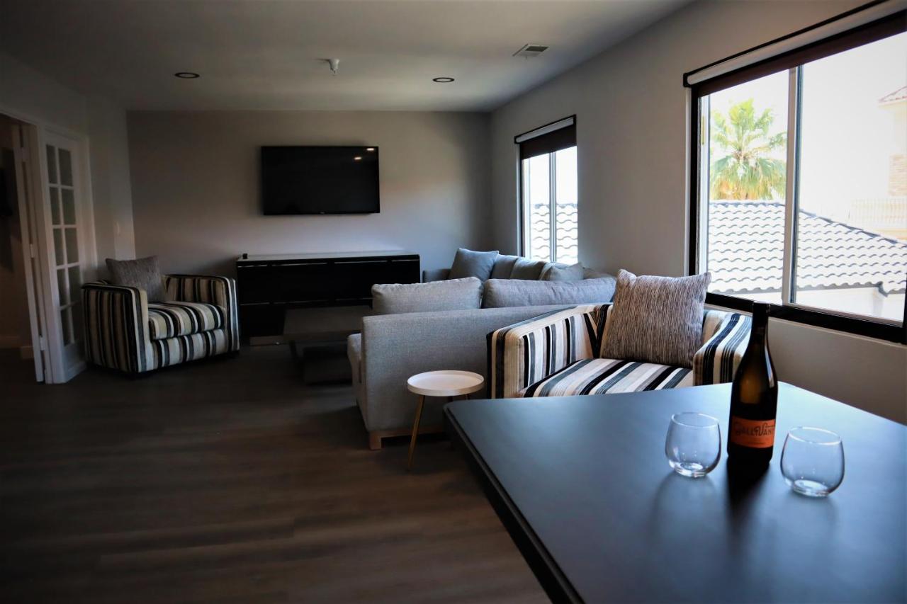 Presidential Suite at Homestay Suites - Studios & Spas