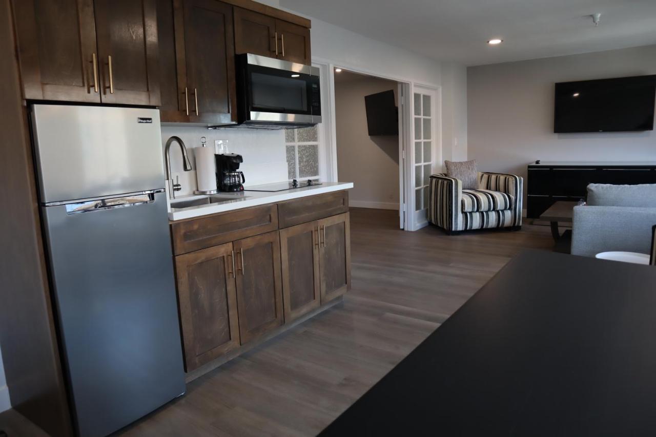 Presidential Suite at Homestay Suites - Studios & Spas