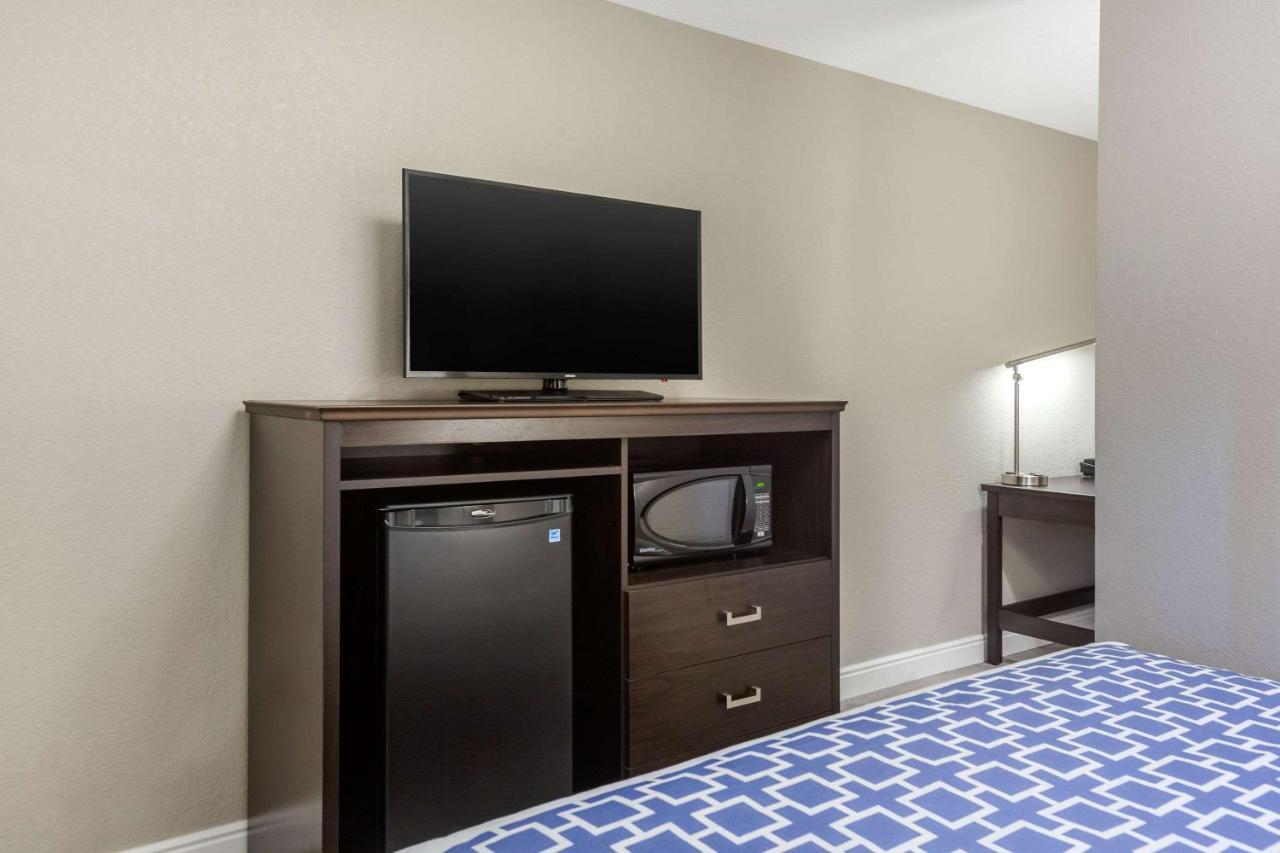 Queen Room - Non-Smoking at Rodeway Inn & Suites Ontario