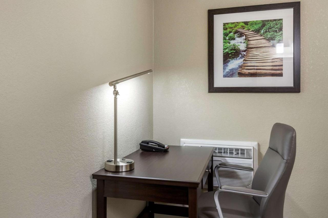 Queen Room - Non-Smoking at Rodeway Inn & Suites Ontario