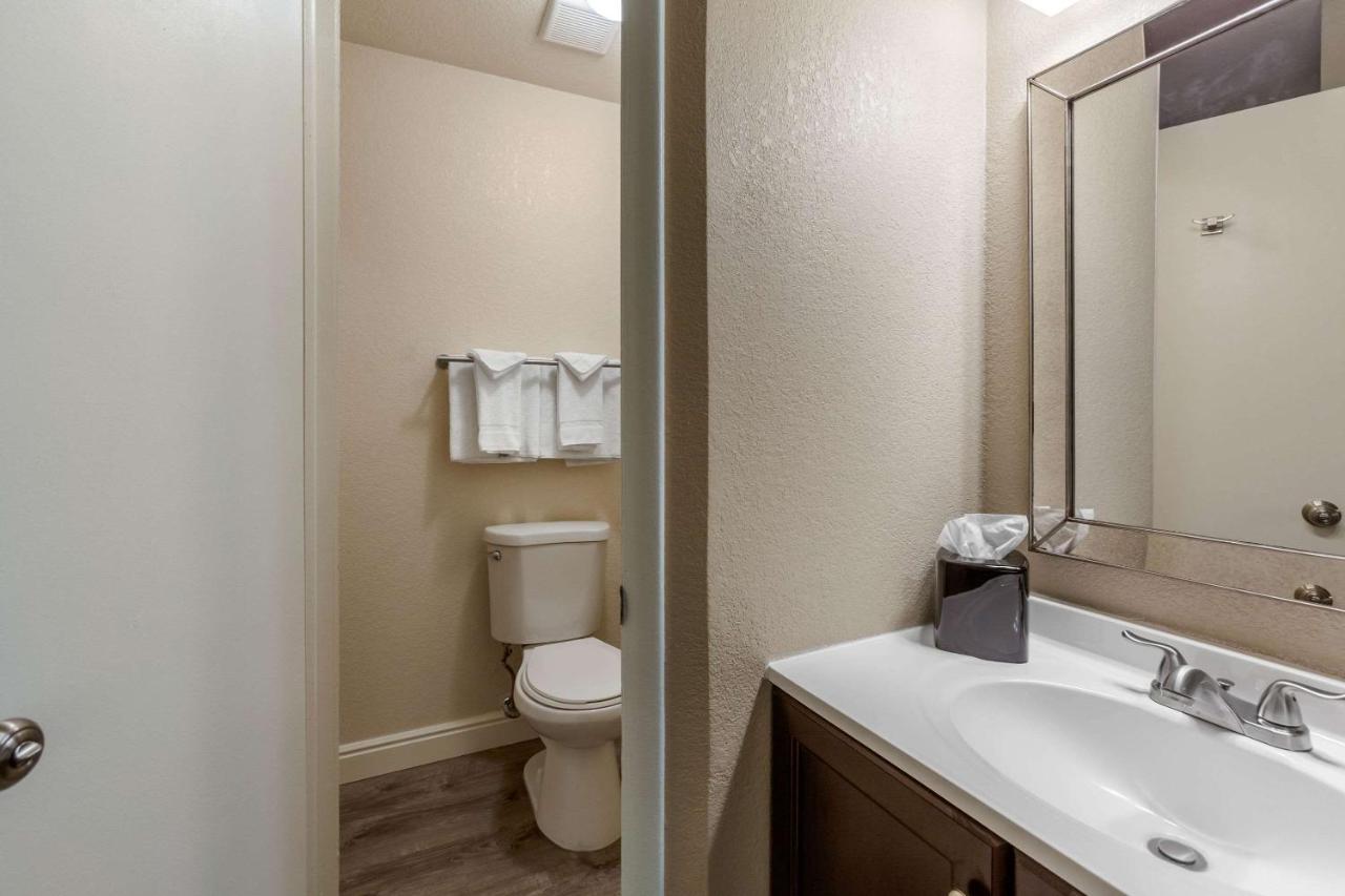 Queen Room - Non-Smoking at Rodeway Inn & Suites Ontario