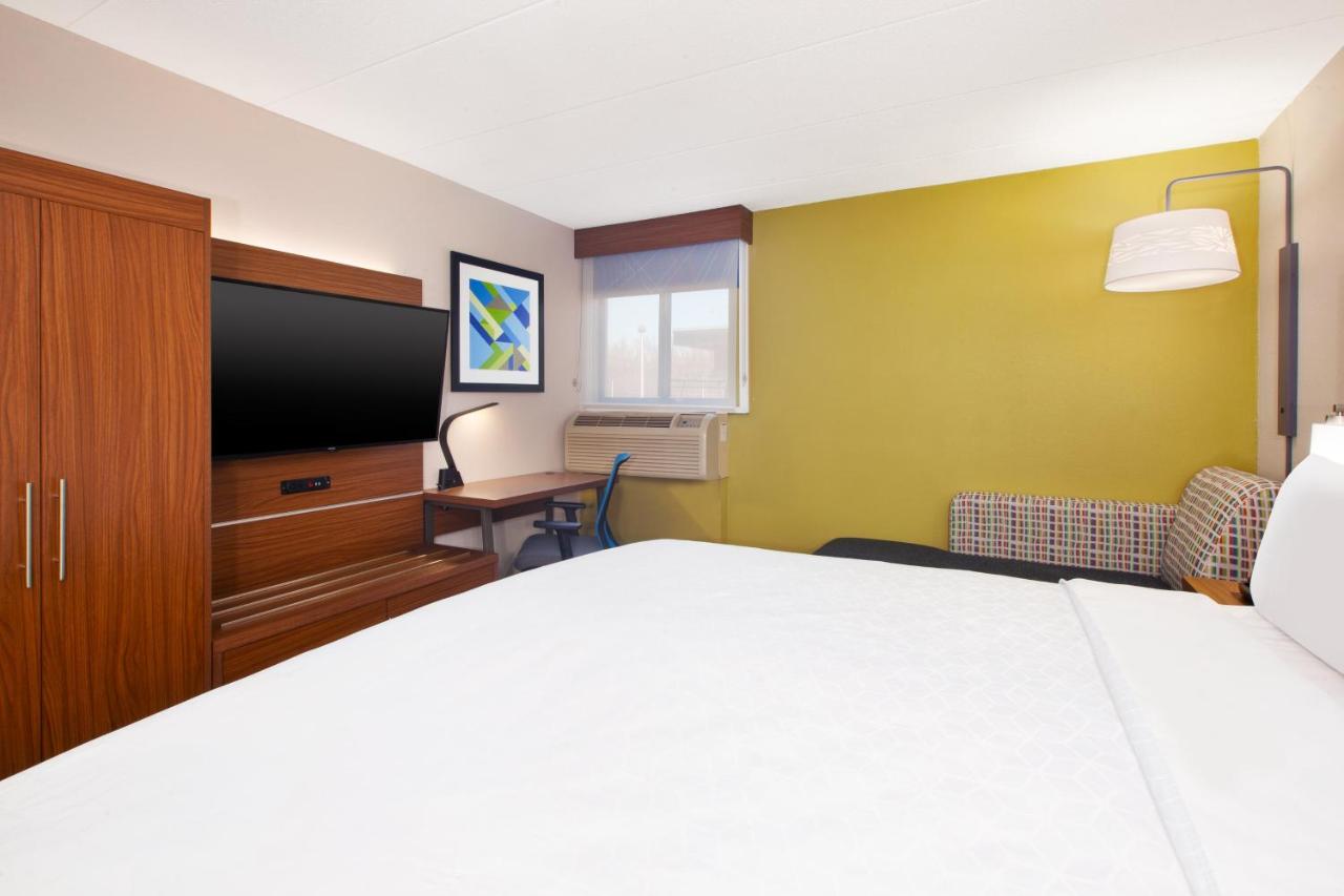 King Room - Disability Access/Non-Smoking at Holiday Inn Express Fairfax - Arlington Boulevard by IHG