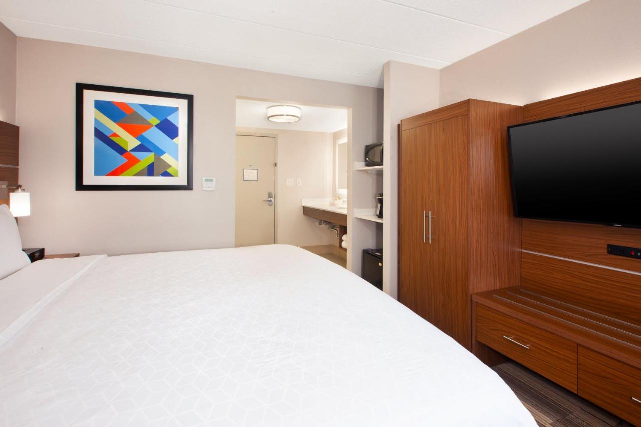 King Room - Disability Access/Non-Smoking at Holiday Inn Express Fairfax - Arlington Boulevard by IHG