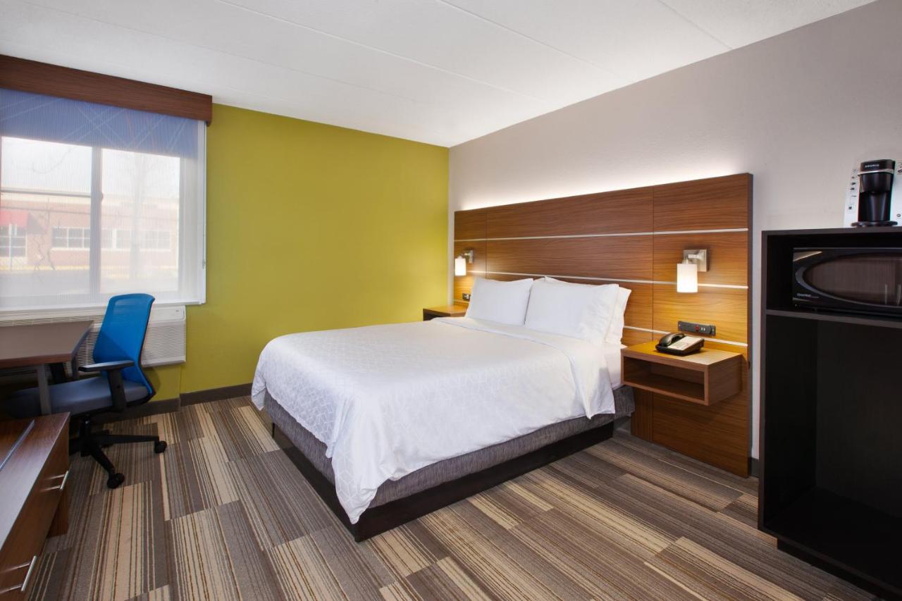 King Room - Disability Access/Non-Smoking at Holiday Inn Express Fairfax - Arlington Boulevard by IHG