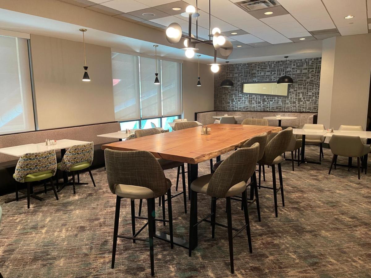 | Holiday Inn Martinsburg, an IHG Hotel