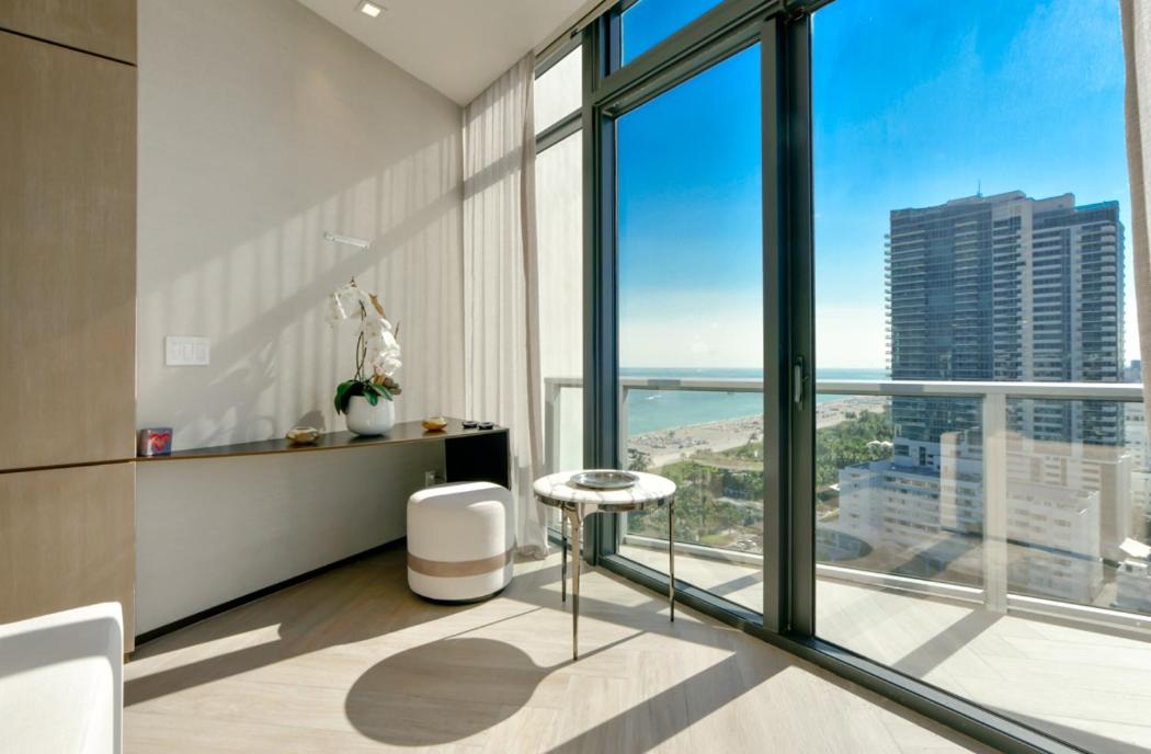 Suites At Upper Penthouse With 2nd Story Expensive Pool Deck ... - Upper Penthouse Suite With Access To Roof Deck