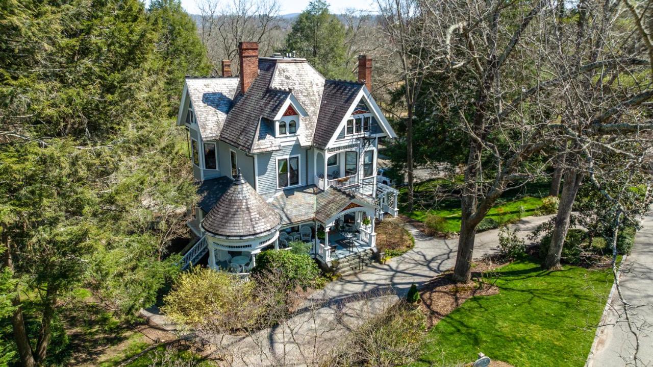 | The 1899 Wright Inn & Carriage House