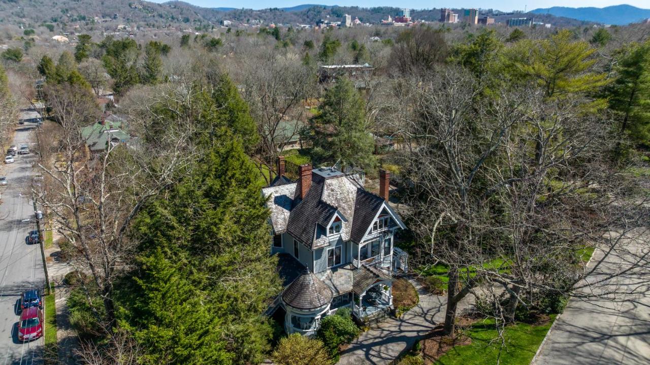 | The 1899 Wright Inn & Carriage House