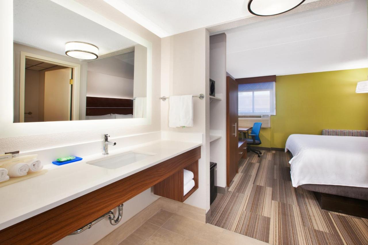 King Room - Non-Smoking at Holiday Inn Express Fairfax - Arlington Boulevard by IHG