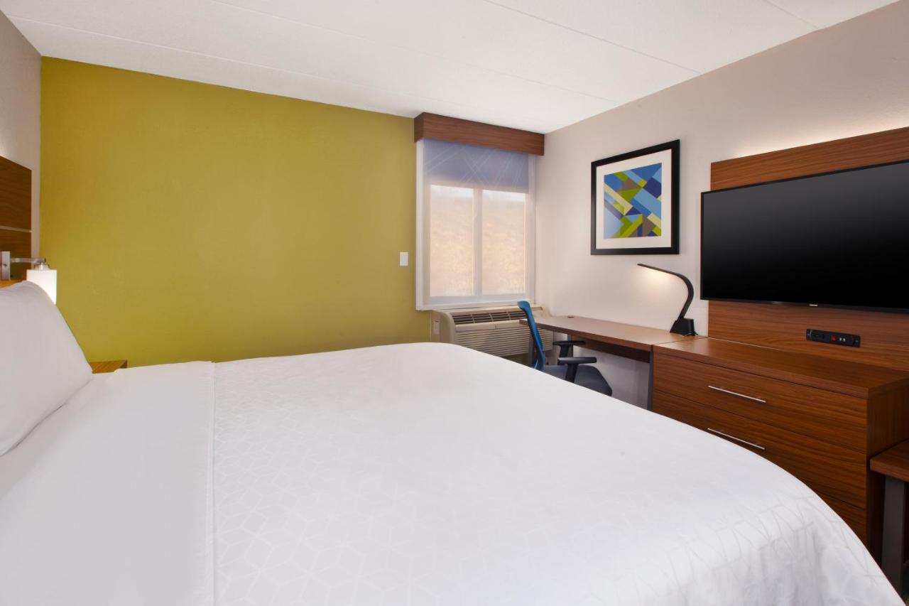 King Room - Non-Smoking at Holiday Inn Express Fairfax - Arlington Boulevard by IHG
