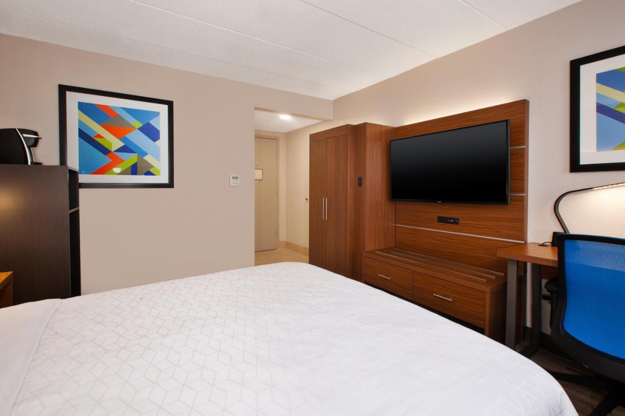King Room - Non-Smoking at Holiday Inn Express Fairfax - Arlington Boulevard by IHG