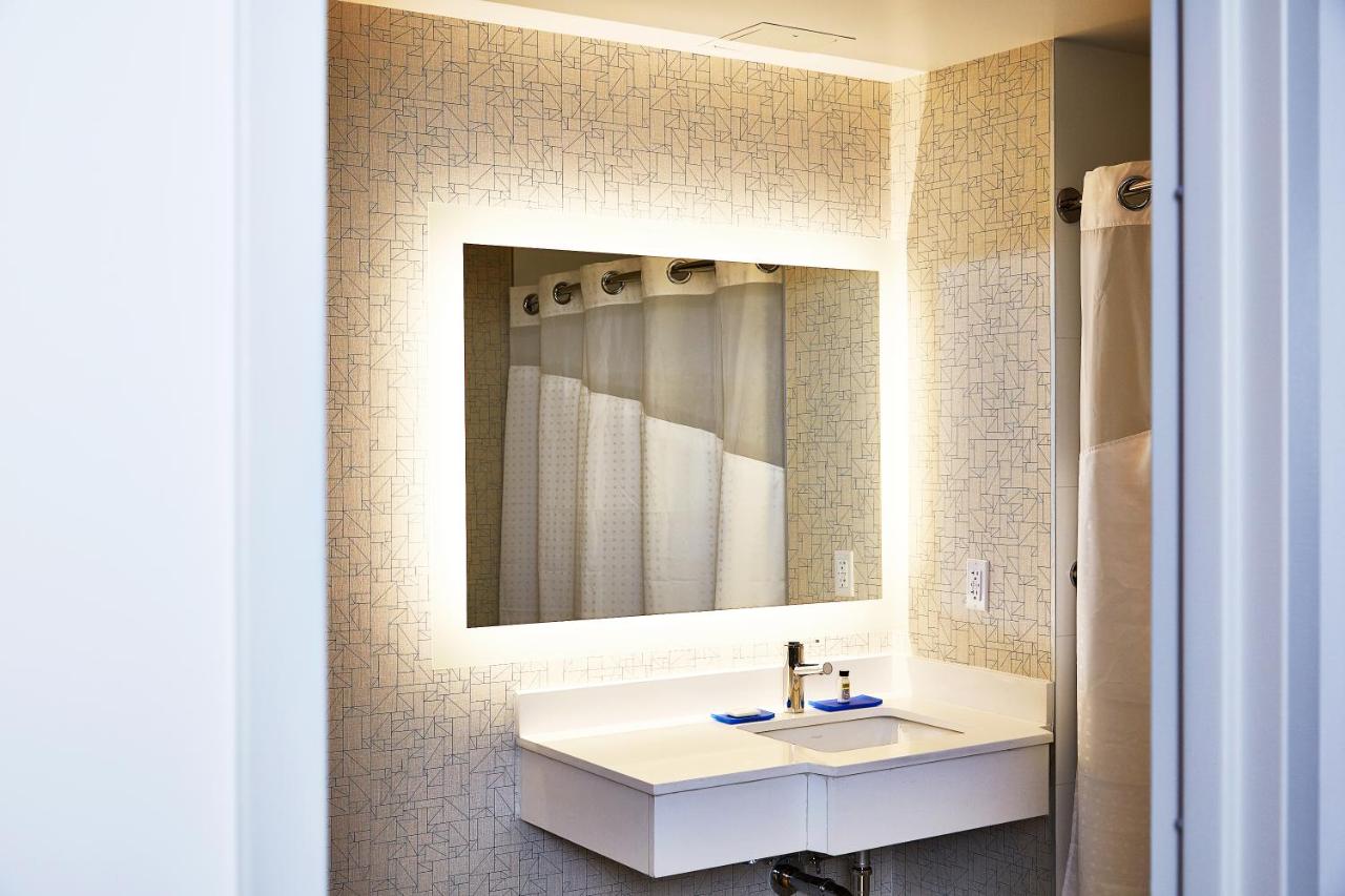 King Room with Roll In Shower - Non-Smoking at Holiday Inn Express NYC Brooklyn - Sunset Park by IHG